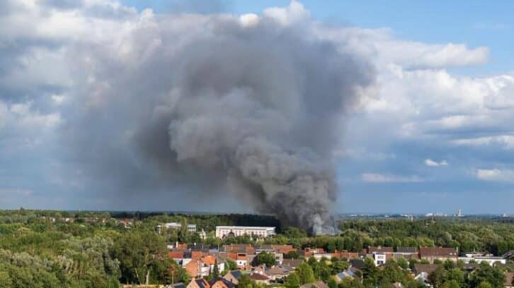 Image à la une de Belgique: la scène principale d’un grand festival électro détruite par un incendie