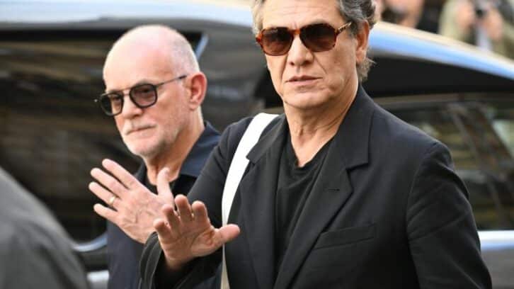 Image à la une de Foule en noir pour les obsèques d’Ardisson à Paris