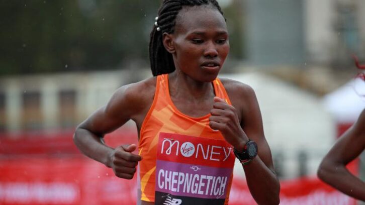 Image à la une de Athlétisme: la détentrice du record du monde du marathon Ruth Chepngetich provisoirement suspendue pour dopage
