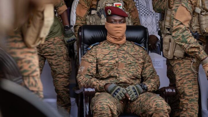 Image à la une de Beyoncé et le pape détournés pour nourrir le culte du chef de la junte du Burkina