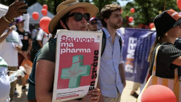 Image à la une de Remises sur les génériques: les pharmacies poursuivent leur grève des gardes