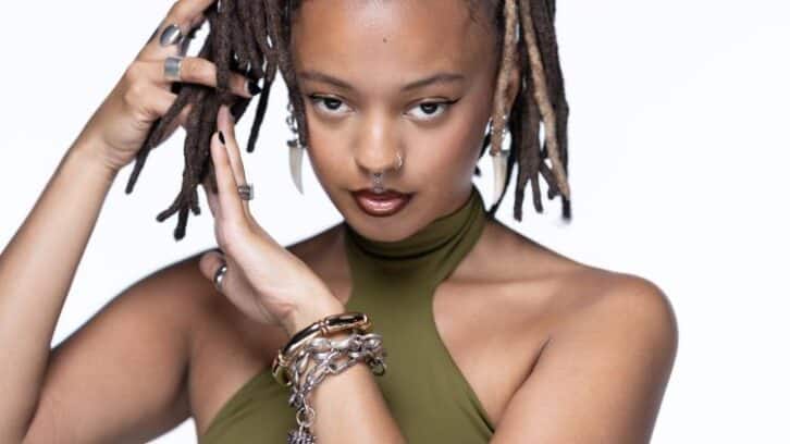Image à la une de Camille Yembe, la nouvelle sensation pop belge, fan de Raymond Devos
