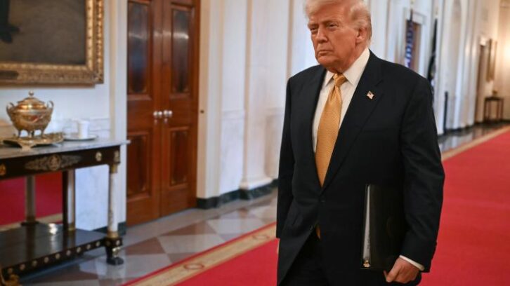Image à la une de Trump souffre d’une insuffisance veineuse, après avoir fait état de jambes enflées