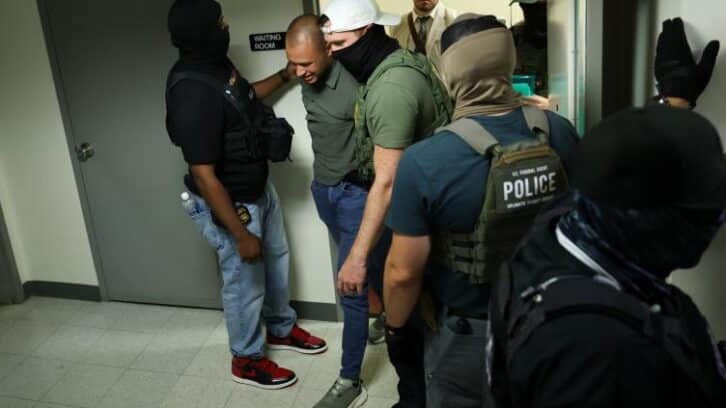 Image à la une de Des demandeurs d’asile arrêtés après des audiences “pièges” à New York