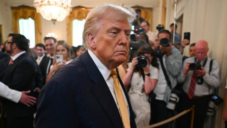 Image à la une de Trump menace de poursuivre le WSJ pour un article lui attribuant une lettre salace à Epstein