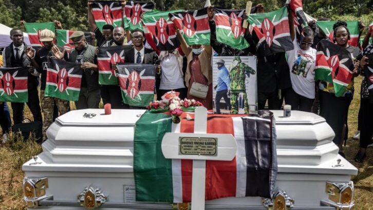 Image à la une de Prières et “larmes d’amertume”: au Kenya, les derniers adieux à un jeune homme tué par un policier