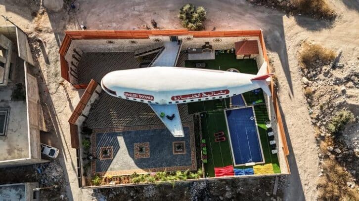 Image à la une de Un avion en béton, substitut au voyage pour les Palestiniens privés d’aéroport