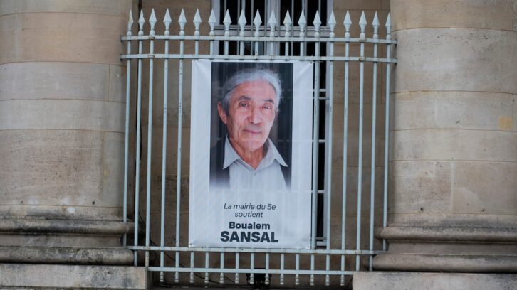 Image à la une de 5 questions pour comprendre pourquoi la remise en liberté de Boualem Sansal est loin d’être acquise