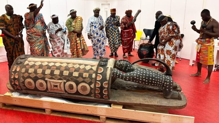 Image à la une de Afrique-France : la restitution de biens pillés lors de la colonisation de retour au Parlement français