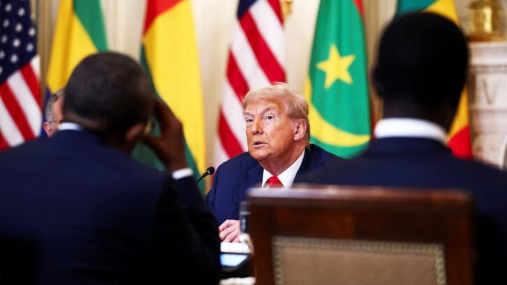 Image à la une de Donald Trump reçoit des présidents africains, entre malaise diplomatique et promesses économiques