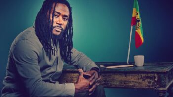 Image à la une de 10 choses à savoir sur Elie Kamano, le reggaeman pro-AES qui pourfend Mamadi Doumbouya