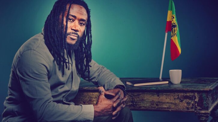 Image à la une de 10 choses à savoir sur Elie Kamano, le reggaeman pro-AES qui pourfend Mamadi Doumbouya