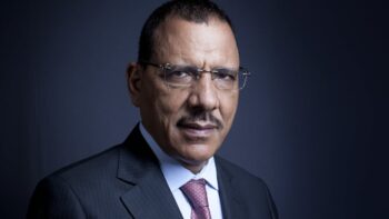 Image à la une de Mohamed Bazoum au Niger : 5 questions pour comprendre l’interminable détention du président déchu