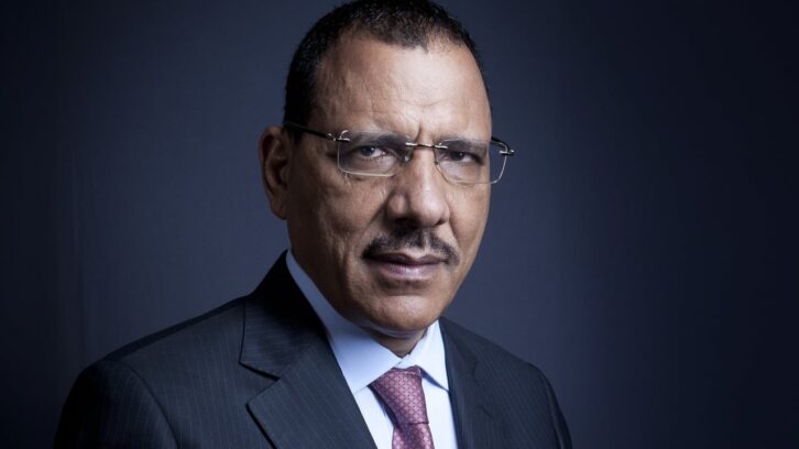 Image à la une de Mohamed Bazoum au Niger : 5 questions pour comprendre l’interminable détention du président déchu