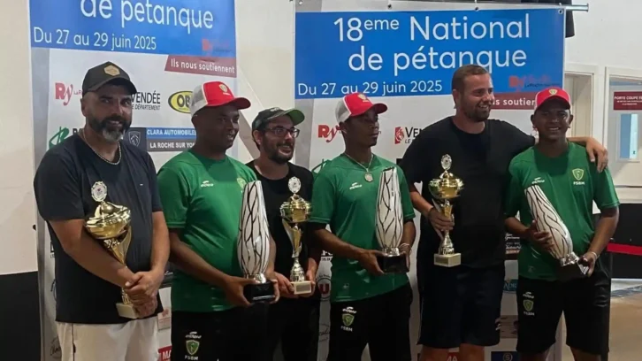 Image à la une de PÉTANQUE – “Zigle”, “Tiana Kely”, et “Baloti” remportent le tournoi de pétanque la Roche sur Yon