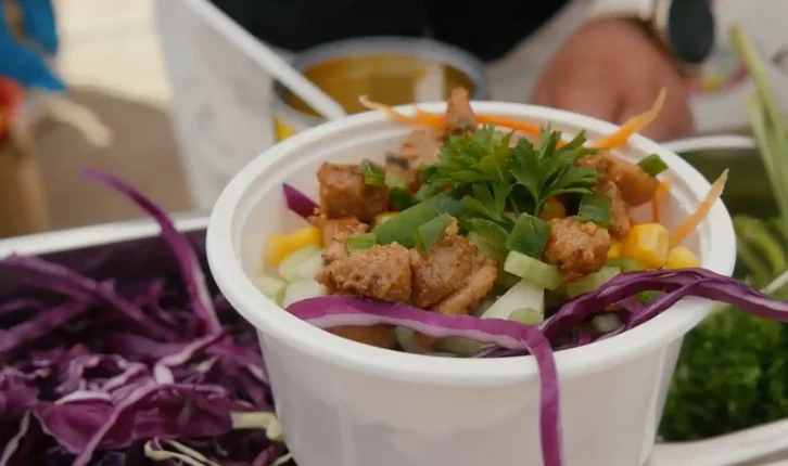 Image à la une de CUISINE – Le Poke Bowl ou le “vary sy laoka” à la hawaïenne