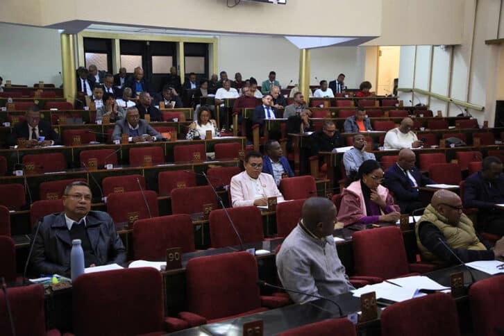 Image à la une de ASSEMBLÉE NATIONALE – Le vote par procuration crée la discorde