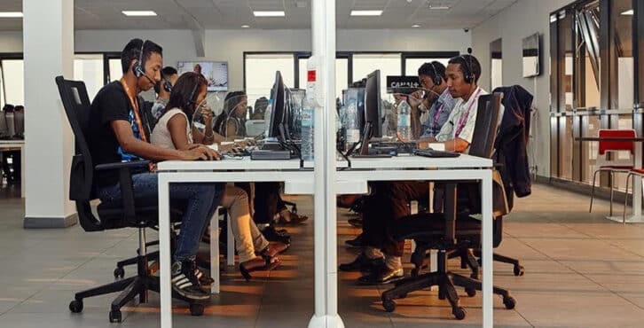 Image à la une de EMPLOI – Le salaire des call centers séduit les jeunes