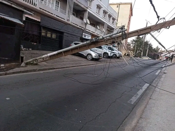 Image à la une de ANKADILALANA – Deux poteaux électriques tombés paralysent la circulation
