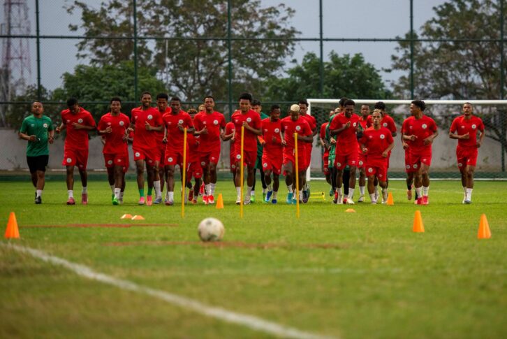 Image à la une de FOOTBALL – Victoire impérative de Madagascar contre la Tanzanie pour espérer un deuxième tour, selon Romuald “Rôrô” Rakotondrabe 