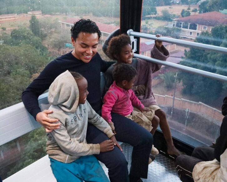 Image à la une de TRANSPORT PAR CÂBLE – Des enfants défavorisés parmi les premiers passagers du téléphérique