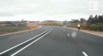 Image à la une de INFRASTRUCTURES – Sur le tronçon Ambodifasina – Ambohimanga de l’“autoroute Antananarivo – Toamasina”