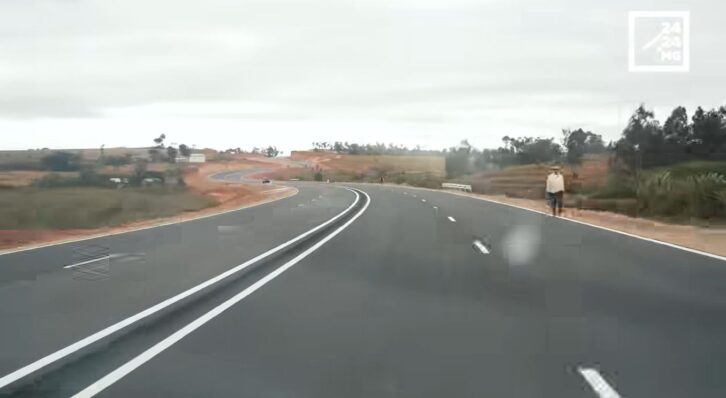 Image à la une de INFRASTRUCTURES – Sur le tronçon Ambodifasina – Ambohimanga de l’“autoroute Antananarivo – Toamasina”