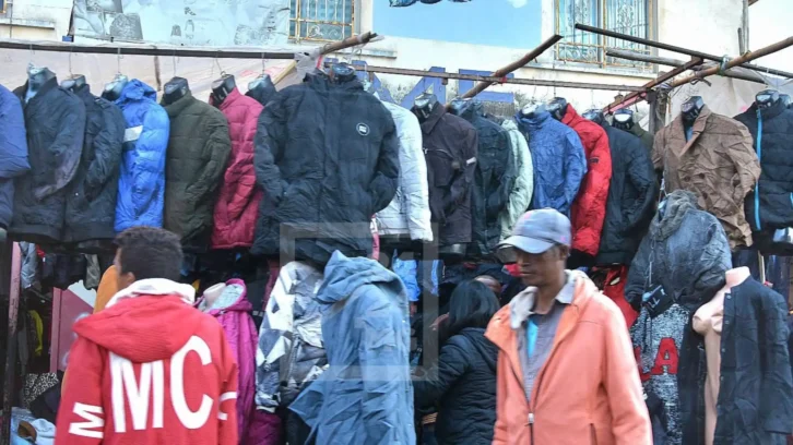 Image à la une de IMPORTATION – 25 400 tonnes de friperies et chiffons d’une valeur de 180,9 milliards d’ariary mis à la consommation au premier semestre de 2025