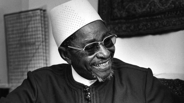Image à la une de Amadou Hampâté Bâ à Jeune Afrique en 1975 : « Si l’homme ne croit pas en Dieu, il croit à la guigne »