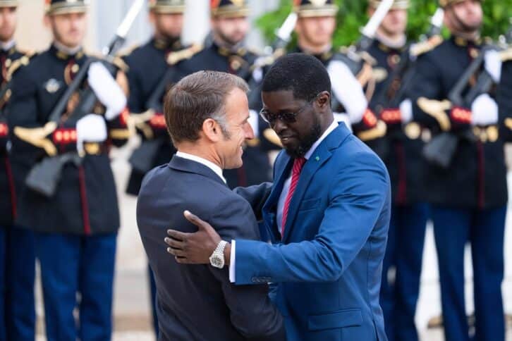 Image à la une de Ouattara face à la crise, Bassirou invité chez Macron, le boom des stablecoins, l’arrivée de Sidi Ould Tah à la BAD… : les 5 infos qu’il ne fallait pas rater