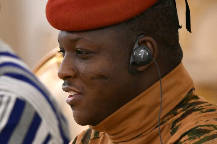 Image à la une de Au Burkina Faso, deux journalistes enlevés et portés disparus depuis plus d’un an ont été libérés