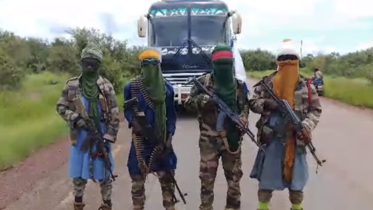 Image à la une de Routes bloquées, camions incendiés, entreprises attaquées : le JNIM ouvre un nouveau front au Mali