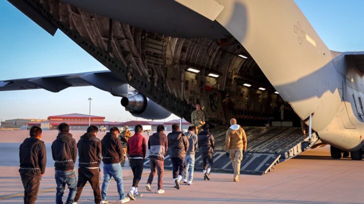 Image à la une de Pourquoi certains pays africains acceptent les migrants expulsés des États-Unis