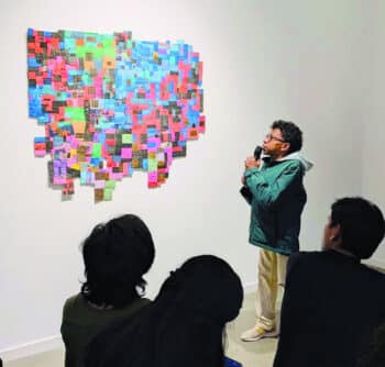 Image à la une de Exposition – Andri Marcel présente une pratique de la mosaïque à partir de matériaux recyclés